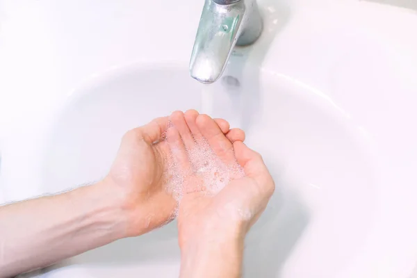 Bijgesneden Schot Van Persoon Wassen Handen Gootsteen — Stockfoto