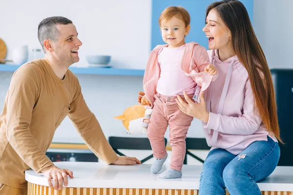 Happy Young Mother Father Little Daughter Sitting Kitchen Looking Each — Stock Photo, Image