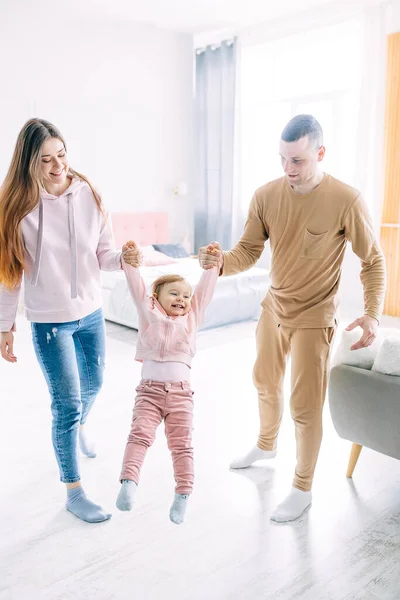 Young Family Mom Dad Playing Living Room Good Weekend Mood — Stock Photo, Image