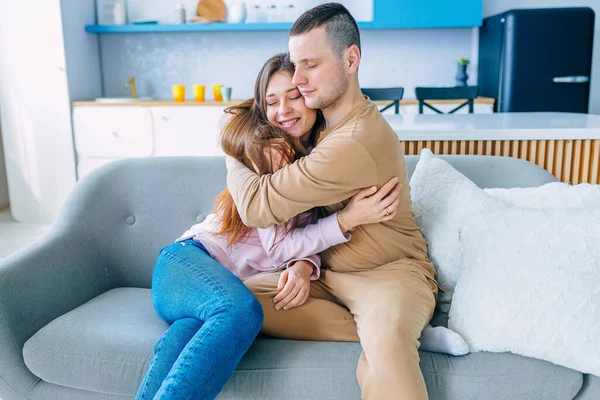 Couple Love Sitting Home Sofa Kitchen Hugging Happy Together — Stock fotografie
