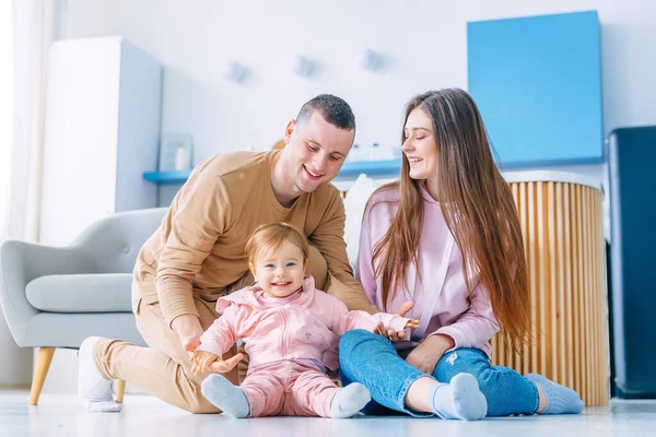 Lycklig Familj Sitter Golvet Med Sitt Lilla Barn Ler Att — Stockfoto