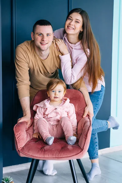 Young Family Background Gray Wall Home Little Daughter Sits Pink — Stock Photo, Image