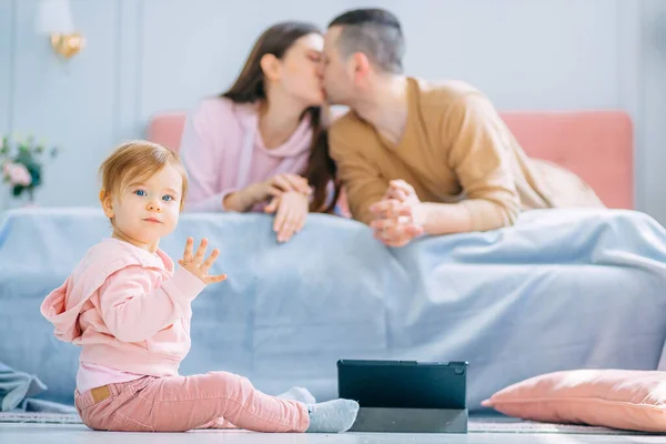 Couple Love Lies Bedroom Bed Kissing Little Girl Sits Floor — Stock Photo, Image