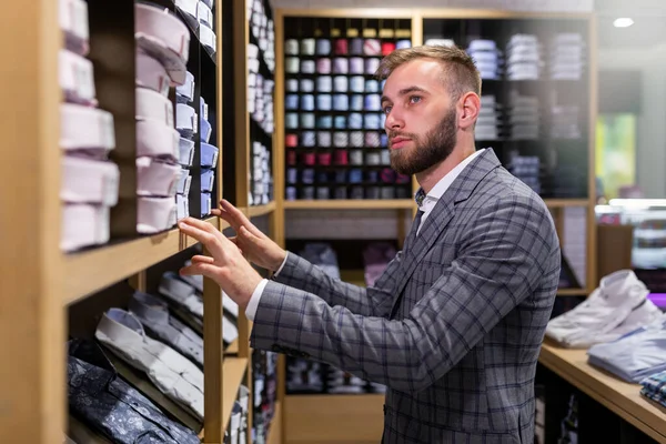 Cliente Masculino Que Busca Camisas Clásicas Una Tienda Élite — Foto de Stock