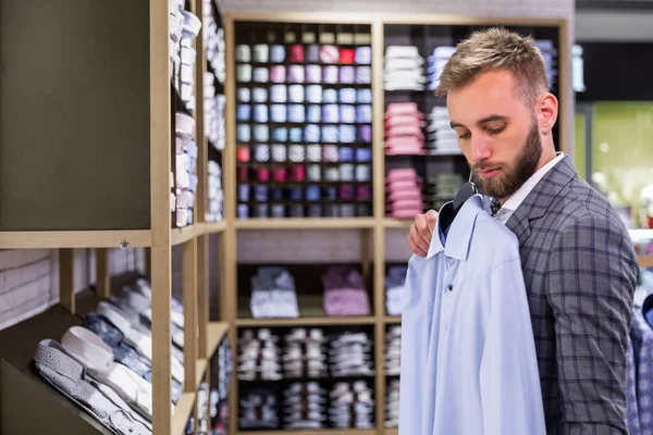 Joven Hombre Elegante Visitando Tienda Ropa Busca Nuevo Look Elección —  Fotos de Stock