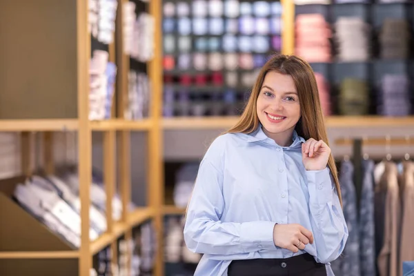 Mujer Negocios Toma Una Foto Fondo Tienda —  Fotos de Stock