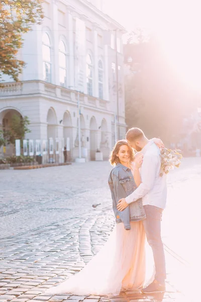 Pareja Camina Atardecer Las Calles Ciudad Abrazando Tiernamente —  Fotos de Stock