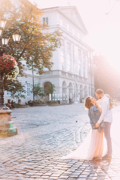 一对年轻貌美的夫妇在城市街道上散步时互相拥抱 面带微笑地看着对方 — 图库照片