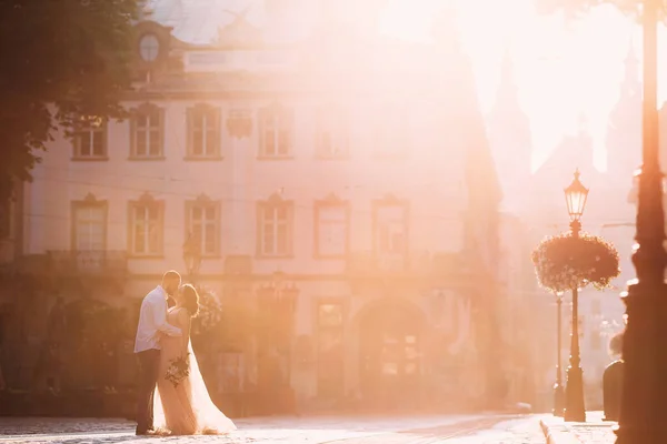 Happy Newlywed Couple Hugging Kissing Street Old City Sunset Gorgeous — Stock Photo, Image