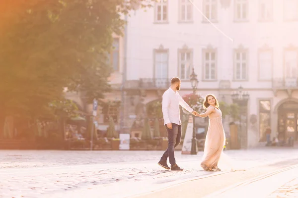 Beau Couple Mariage Amoureux Plein Air Sur Fond Bâtiment Heureux — Photo