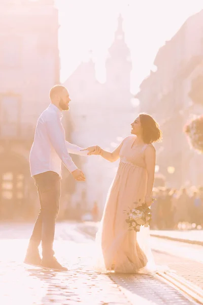 Recién Casados Tomados Mano Bailando Divirtiéndose Caminando Por Calles Vacías —  Fotos de Stock