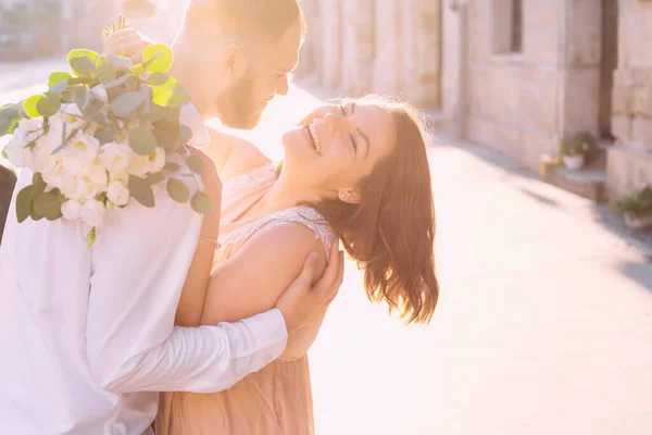 Prachtig Bruidspaar Omhelst Liefdevol Terwijl Poseren Voor Camera Straat Het — Stockfoto