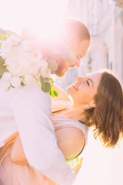 Casal Casamento Elegante Amor Beijando Fundo Sol Recém Casados Felizes — Fotografia de Stock
