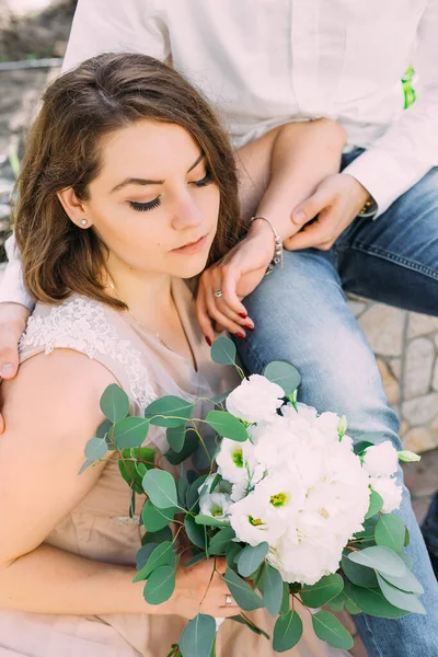 Güzel Düşünceli Gelin Damadın Yanında Beyaz Bir Buket Çiçekle Oturuyor — Stok fotoğraf