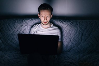 Sıradan bir adam dizüstü bilgisayarla sorun yaşıyor ve öfkeyle bağırıyor.