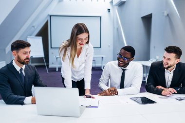 Kadın akıl hocası yönetici takım şirket brifingi sunumlar için çeşitli öğrencileri eğitti. Konferansta şirket stratejisi ekibini açıkla..