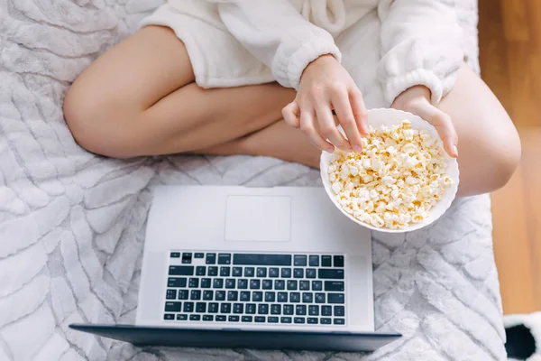 Mujer Haciendo Videollamada Comer Palomitas Maíz Sentado Cama Vista Superior —  Fotos de Stock