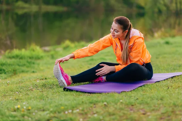 Jeune Femme Tenue Fitness Étirant Sur Tapis Yoga Violet Extérieur — Photo