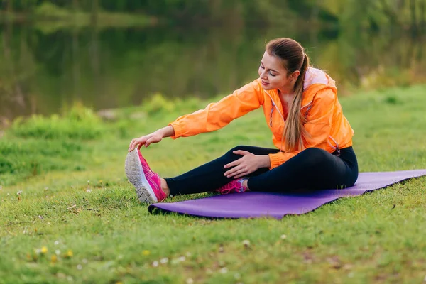 Giovane Donna Abito Fitness Che Estende Stuoia Viola Yoga All — Foto Stock