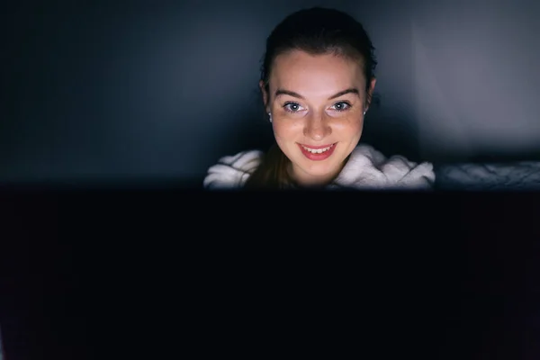 Szczęśliwa Pani Pomocą Laptopa Nocy Siedząc Kanapie Salonie Domu — Zdjęcie stockowe