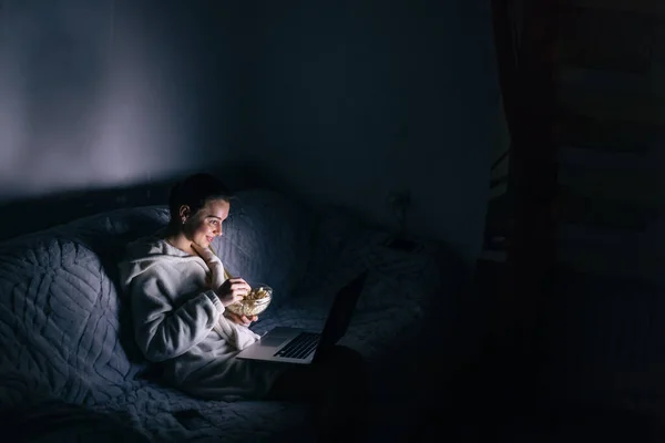 Mulher Usando Laptop Noite Casa Sala Estar Ver Cinema Casa — Fotografia de Stock
