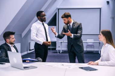 Çeşitli siyah işçi ve beyaz patron savunarak office, Afrikalı işçi işten çıkarma ile atış hakları korumaktan mı yoksa terbiyesizce davranmak belirtmiş, iş ve ırk ayrımcılığı çok ırklı çatışma.