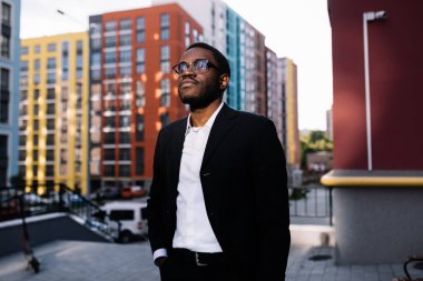 Adam işten sonra binanın arka planında yürür.