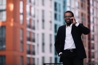 Beyaz polo tişörtlü kızgın ya da rahatsız olmuş genç bir Afro-Amerikan 'ın portresi hoşnutsuz bir ifadeyle kameraya bakıyor.