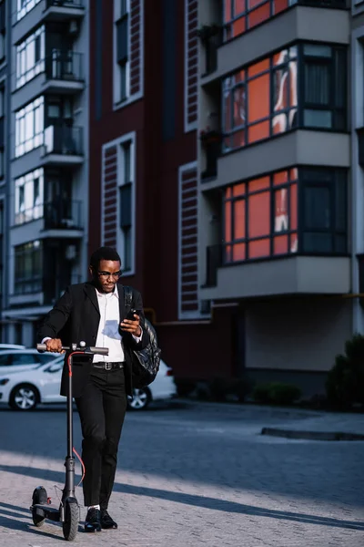 Jonge Student Met Een Rugzak Laatste Koppels Terug Naar Huis — Stockfoto