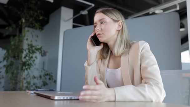 Menina Negócios Senta Uma Mesa Trabalho Escritório Moderno Falando Telefone — Vídeo de Stock