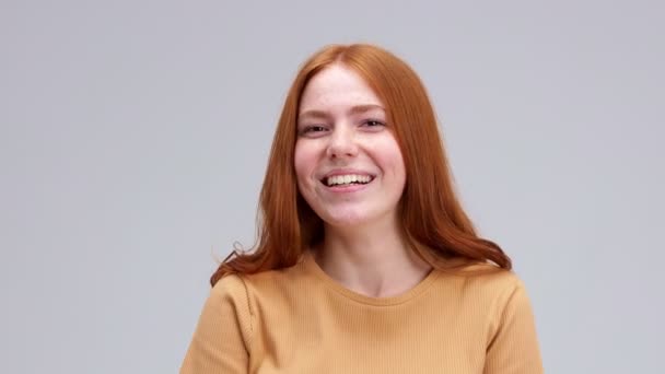 Una Hermosa Chica Belleza Natural Sin Maquillaje Pelirroja Sonriendo Sobre — Vídeos de Stock