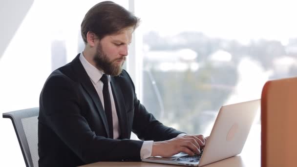 Joven Usando Portátil Estudiando Trabajo Línea Internet Chico Enfocado Escribiendo — Vídeos de Stock