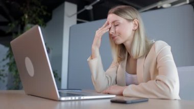 Güzel genç bir kız bir bilgisayarın önünde bir masada oturuyor. O, sorunlara çözüm düşünmekten bıktı.