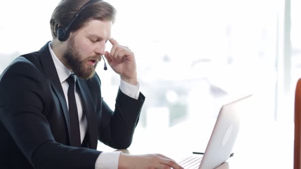 Ejecutivo Masculino Usa Videollamadas Auriculares Portátil Seminario Web Para Hombres — Vídeo de stock