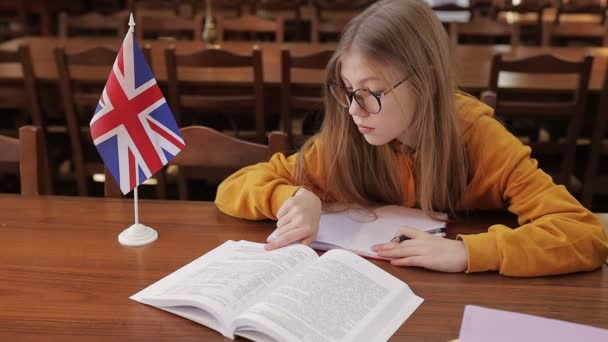 Uczeń Dziecko Pisze Uczy Się Szkolnej Bibliotece Dziewczyna Odrabia Lekcje — Wideo stockowe