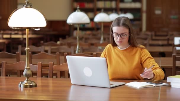 Biblioteka Uniwersytecka Utalentowana Dziewczyna Korzysta Laptopa Odrabia Lekcje Szkole — Wideo stockowe