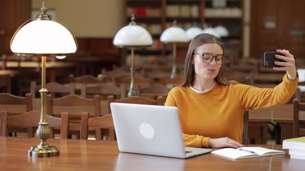 Uma Blogueira Fazer Uma Videochamada Biblioteca Jovem Senhora Feliz Relaxar — Vídeo de Stock