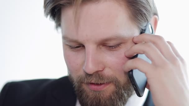 Крупный План Человека Разговаривающего Мобильному Телефону Офисе Бизнесмену Звонили Рабочее — стоковое видео