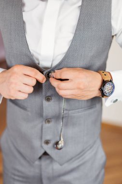 Damat, modern bir seri gibi giyinmiş resmi takım elbise, beyaz gömlek, hazırlık giysileri.