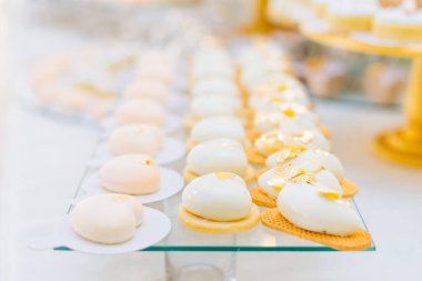 Düğünde sunulan tatlılı çikolata.