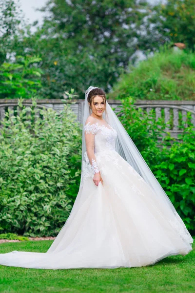 Jovem Noiva Feliz Vestido Noiva Branco Delicado Jardim Verão Antes — Fotografia de Stock