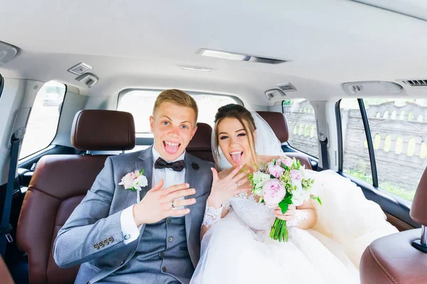 Ceremonie Auto Laten Vrolijke Pasgetrouwden Hun Handen Zien Met Trouwringen — Stockfoto