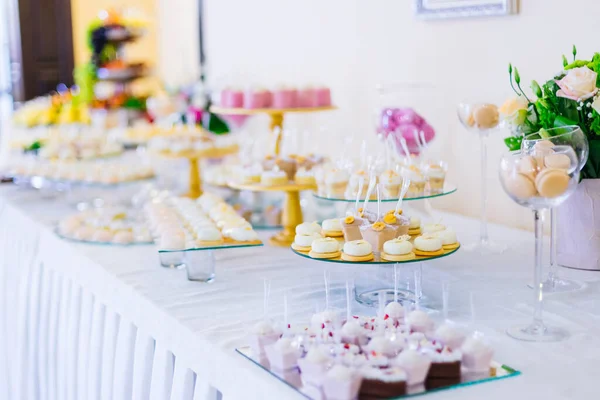 Barra Caramelo Con Postres Servidos Boda —  Fotos de Stock