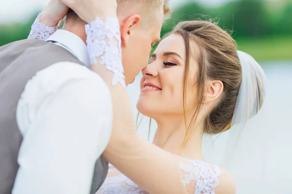 Close Portrait Smiling Newlywed Couple Closed Eyes Green Background — Foto Stock