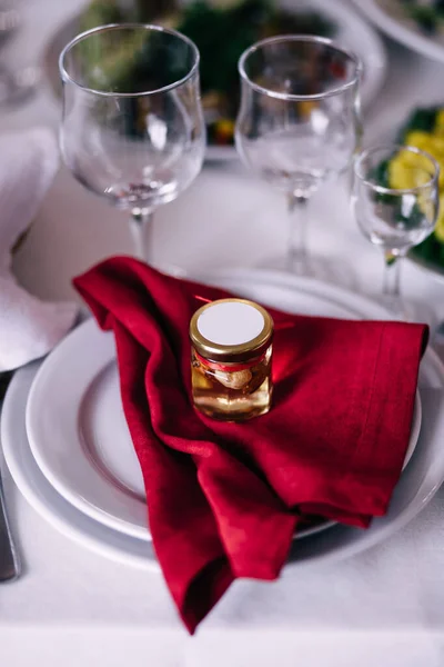 Mesa Servir Con Servilletas Rojas Plato Con Hermosa Presentación Regalo — Foto de Stock