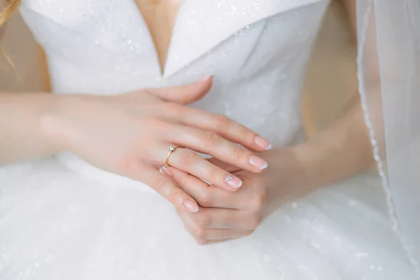 白いドレスに身を包んだ花嫁の優しい手と指に結婚指輪 — ストック写真