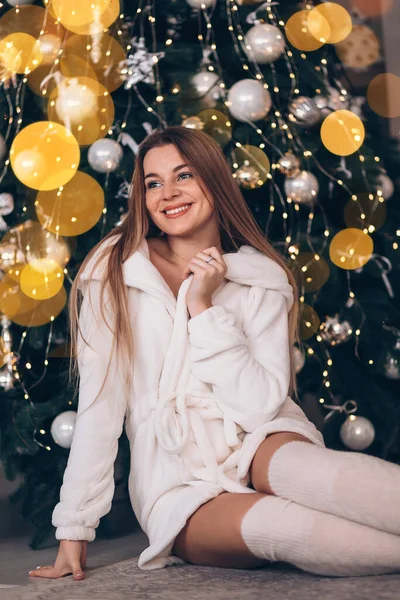 Feste Celebrazioni Una Giovane Donna Vestita Bianco Siede Casa Vicino — Foto Stock