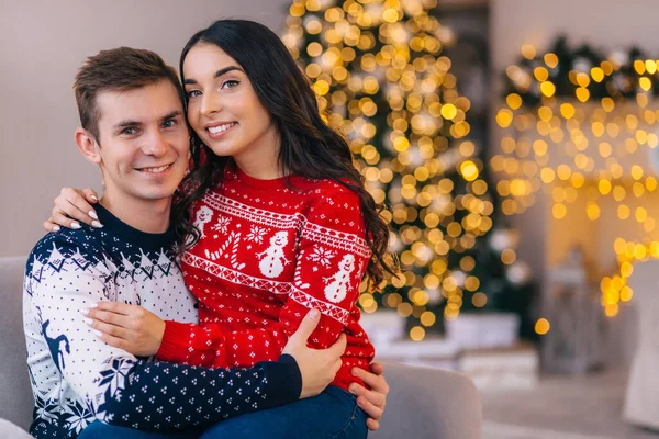 História Amor Ano Novo Belo Casal Camisolas Posando Estúdio Tipo — Fotografia de Stock