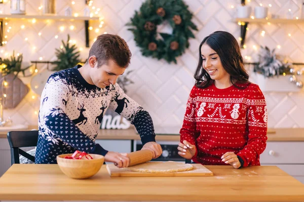 Heureux Famille Marié Couple Cuisson Biscuits Noël Rire — Photo