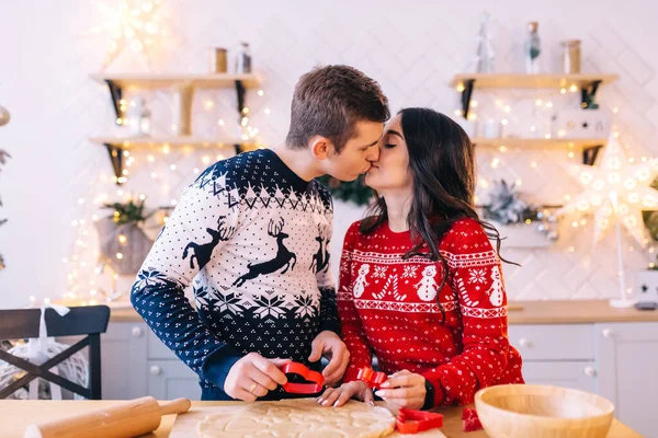 Mulher Família Homem Preparando Biscoitos Véspera Natal Uma Cozinha Brilhante — Fotografia de Stock